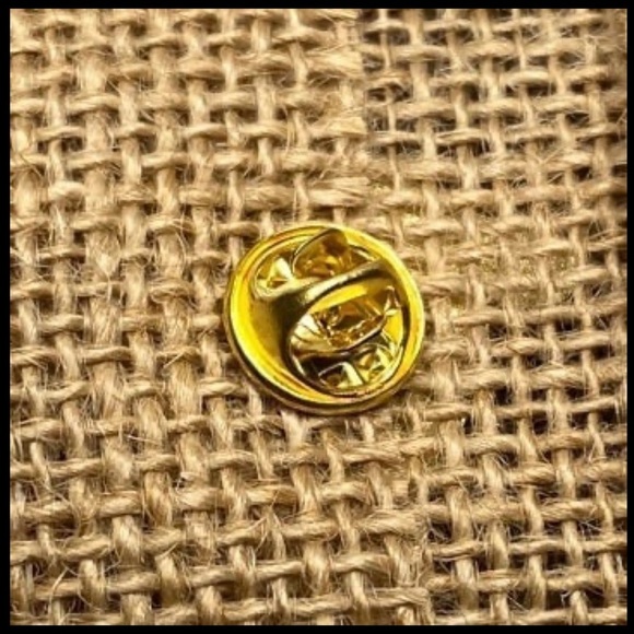 Black Cat Butt Kiss Me Sign Enamel Pin - Picture 3 of 4